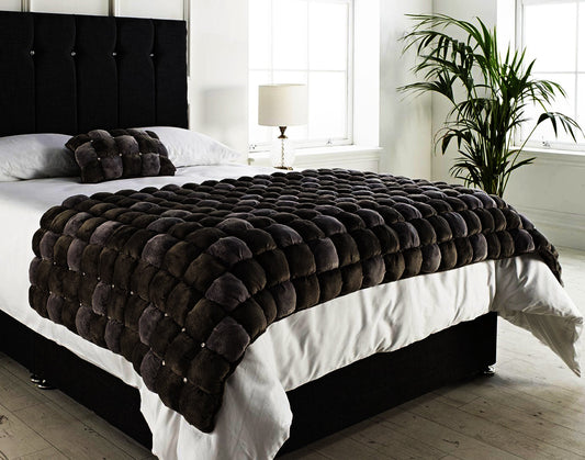 Luxury Throw Blankets UK Buyers Will Love